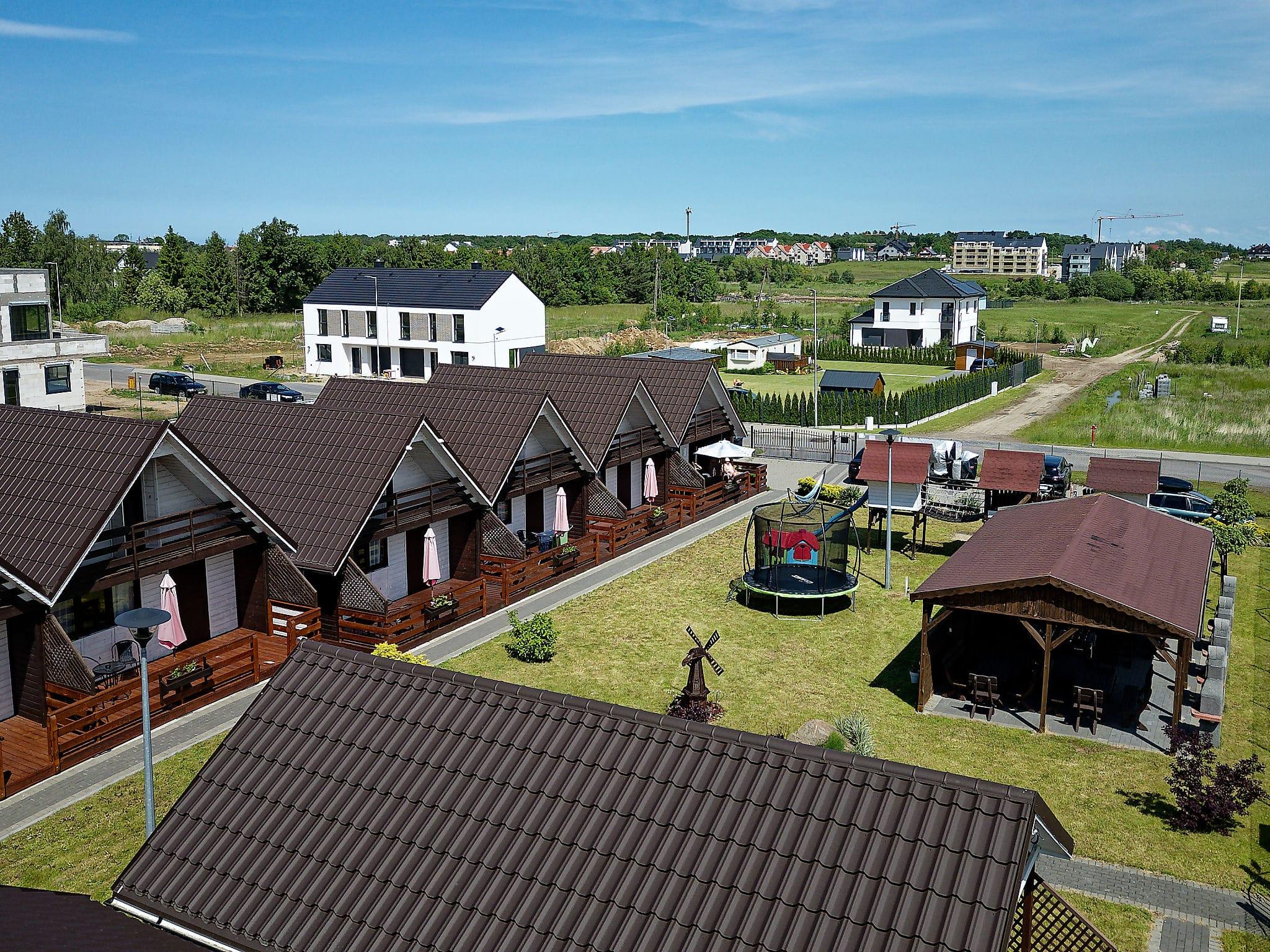 Domki letniskowe Na Fali z lotu ptaka — plac zabaw i wiata grillowa
